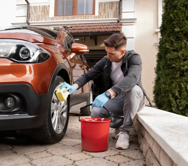 Lavage auto à domicile Peyrignac : professionnel intervenant sur un véhicule